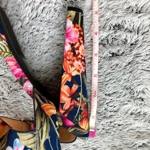 LuLus platform heel size 7